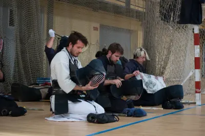 Kendokas preparando el bogu antes de una competición de kendo