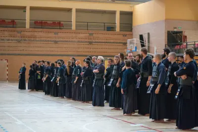 Formación de kendokas al inicio de una jornada de kendo en pabellón