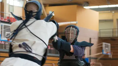 Asalto de kendo en tsubazeriai durante una competición en pabellón