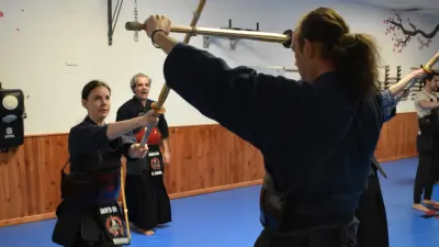 Práctica de kihon por parejas en una clase de kendo en Zaragoza