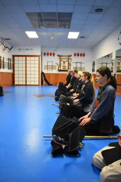 Alumnos en seiza haciendo mokuso al comenzar el entrenamiento de kendo