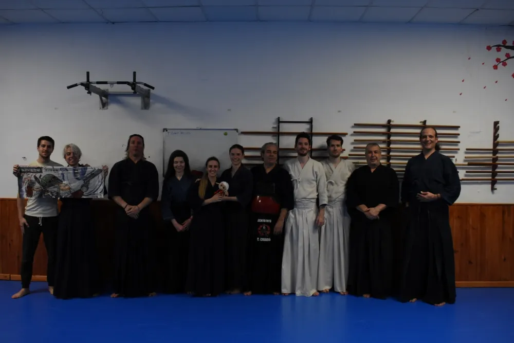 Foto de grupo de los miembros del club de kendo de Zaragoza en el dojo
